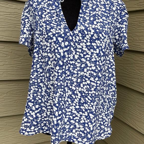 Lucky brand top, short flutter sleeves, V-neck, blue floral women's size S, NWT - Picture 1 of 8